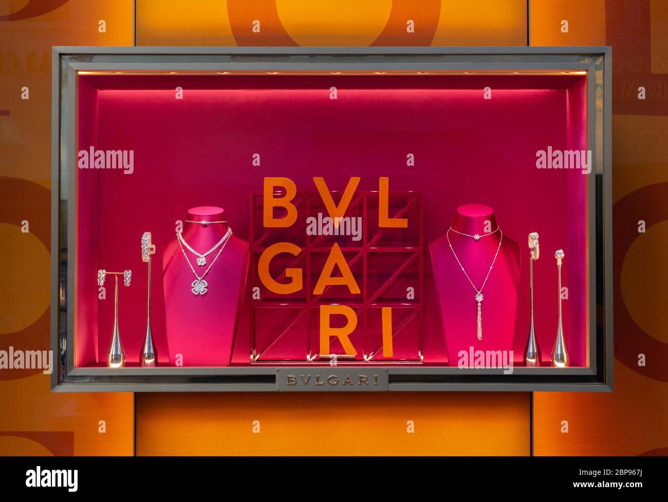 Ein Straßendisplay für die Schmuckfirma Bvlgari in Bergdorf Goodmans. Bvlgari wurde 1884 in Griechenland gegründet und ist heute im Besitz von LVMH Stockfoto