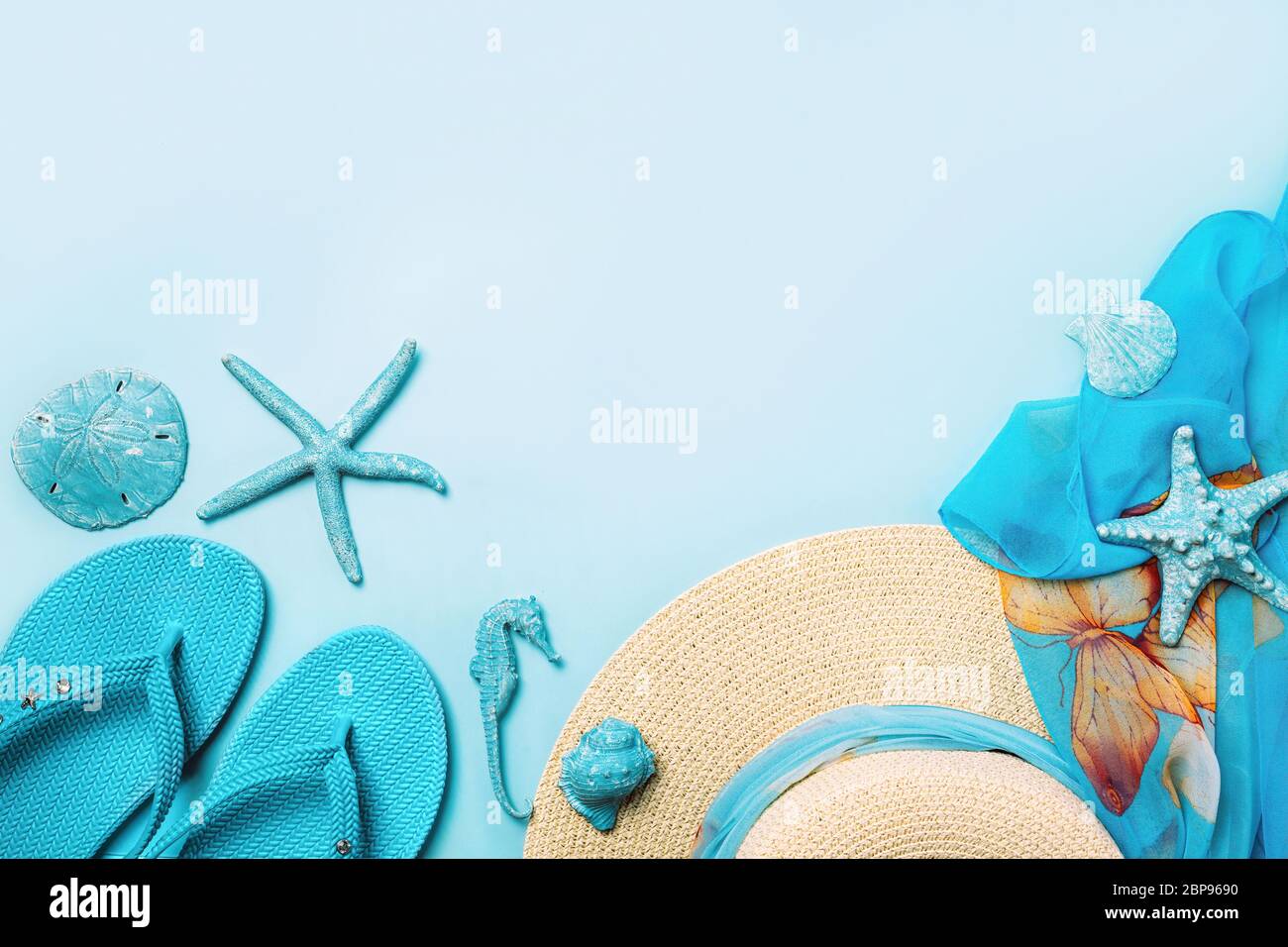 Sommer Mode auf blauem und korallenfarbenem Hintergrund. Blaue Flip Flops, Muscheln und Strohhut. Flaches Layout, Draufsicht mit Kopierfläche. Stockfoto