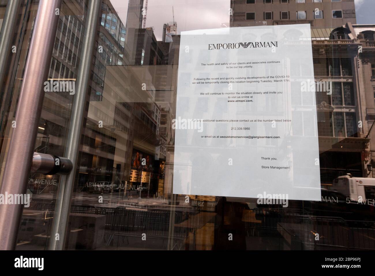 Vorübergehend geschlossen Schild am Emporio Armani Geschäft auf der Fifth Avenue wegen der Coronavirus oder Covid-19 Pandemie Stockfoto