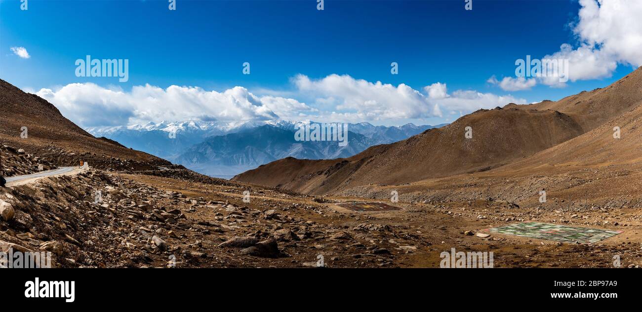 Landschaft von Schnee Berge in Leh Ladakh mit bewölktem Himmel Stockfoto