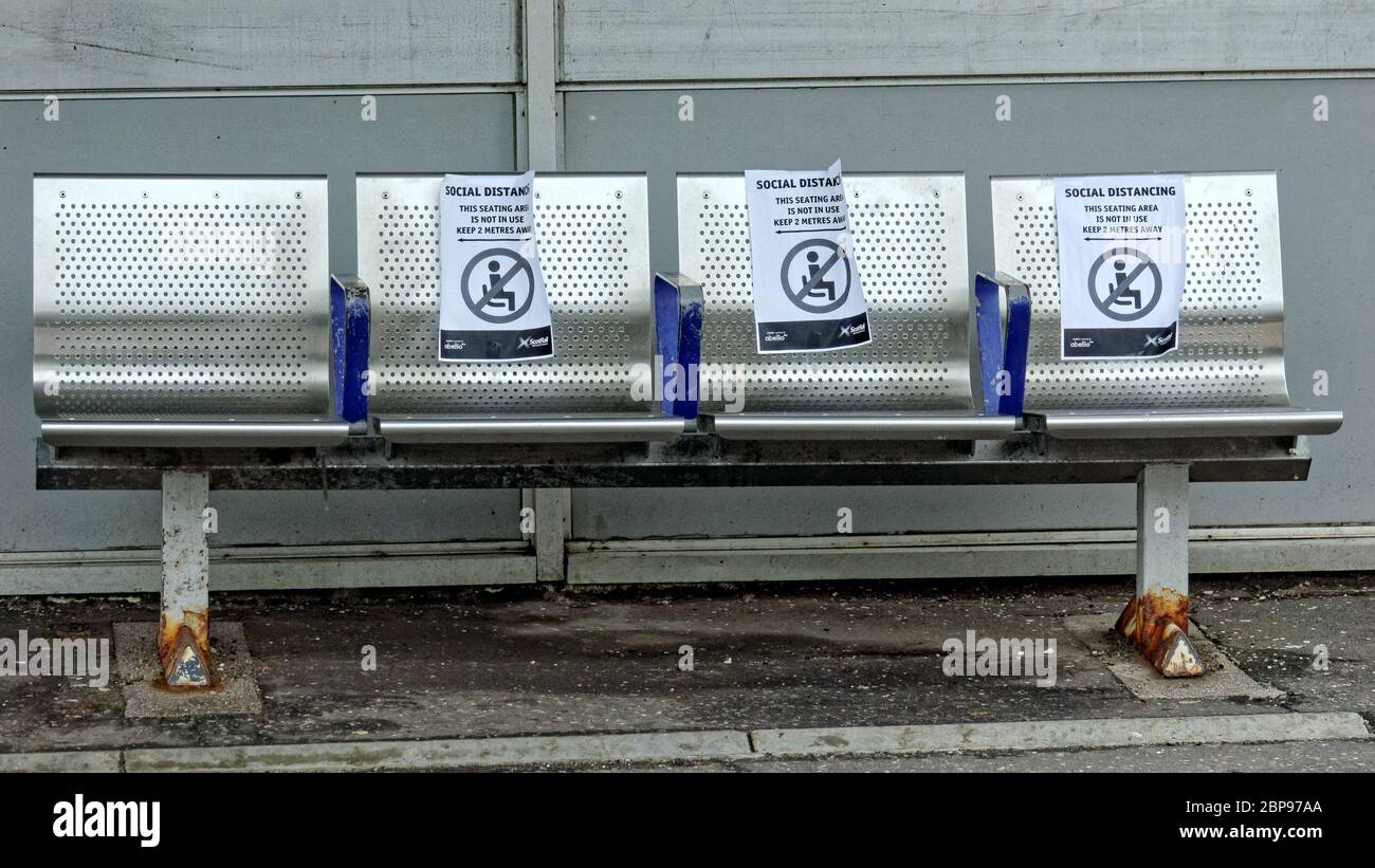Glasgow, Schottland, Großbritannien 18. Mai 2020: Die Stadt zeigt die Auswirkungen der Blockierung mit leeren Straßen und sozialer Distanz, da Bahnbänke als Abstände markiert sind. . Gerard Ferry/ Alamy Live News Stockfoto