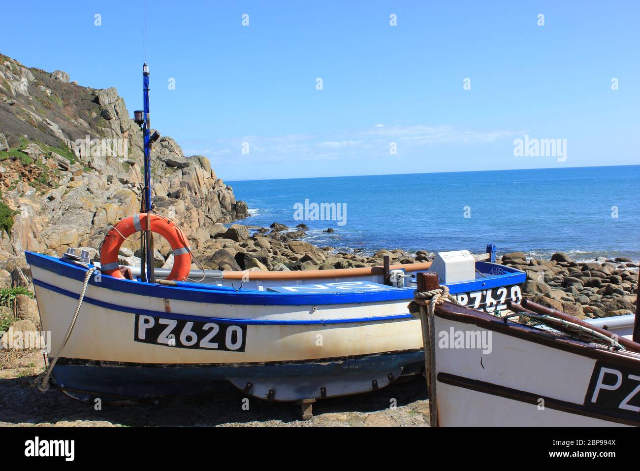 Fischerboot und Lebensbuy an der Küste Stockfoto