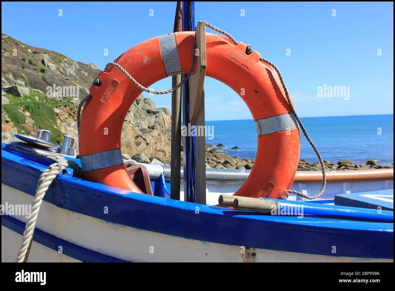 Fischerboot und Lebensbuy an der Küste Stockfoto