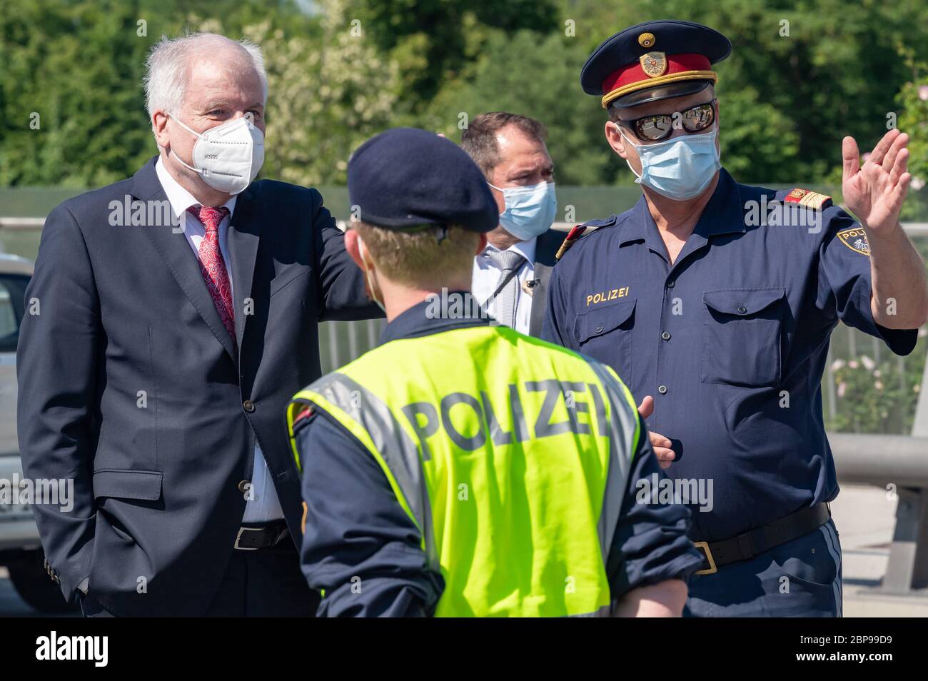 Freilassing, Deutschland. Mai 2020. Bundesinnenminister Horst Seehofer (CSU, l) trägt beim Gespräch mit einem österreichischen Grenzpolizisten am bayerischen Grenzübergang Freilassing zwischen Deutschland und Österreich eine Gesichtsmaske. Die CSU-Politiker Seehofer, Söder und Herrmann haben sich vor Ort ein Bild von der aktuellen Situation bezüglich der Beschränkungen zur Eindämmung der Corona-Pandemie gemacht. Quelle: Peter Kneffel/dpa/Alamy Live News Stockfoto