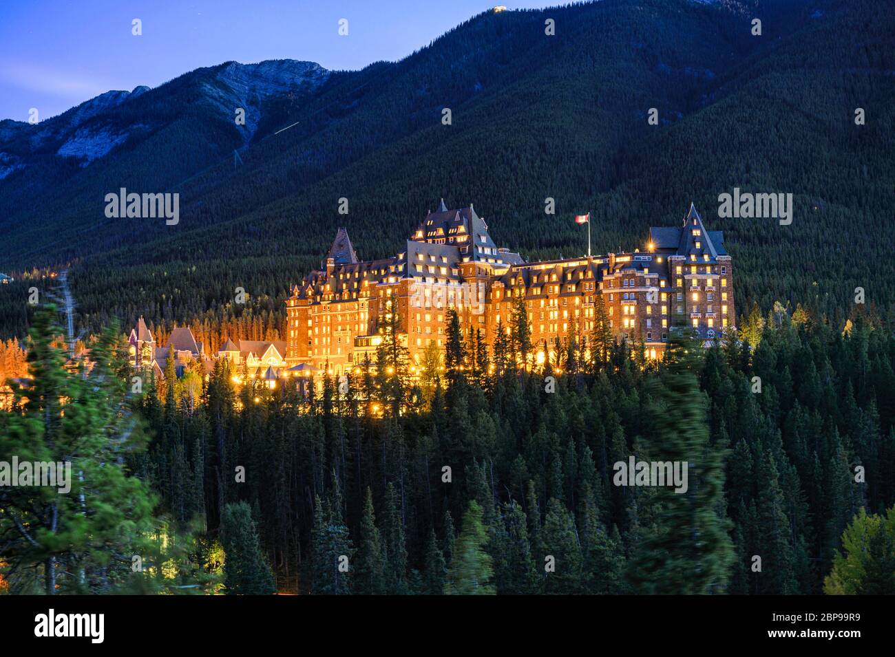 Alberta, Kanada - Sep 25 2019 : Fairmont banff Springs Luxushotel mit Beleuchtung in den kanadischen rockies im Banff Nationalpark, Kanada Stockfoto