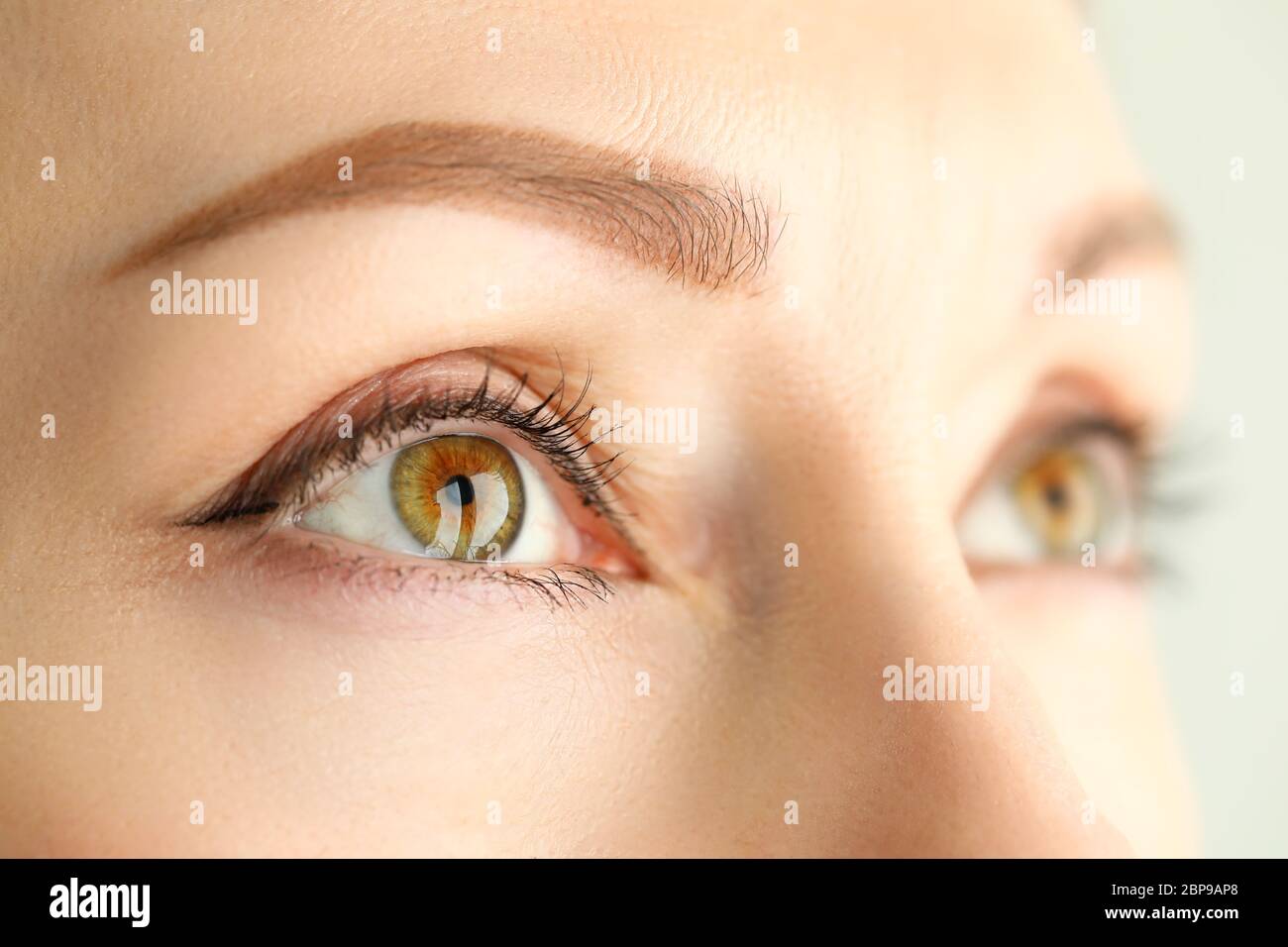 Weibliche orange grün gefärbt erstaunlich weit geöffneten Augen Stockfoto