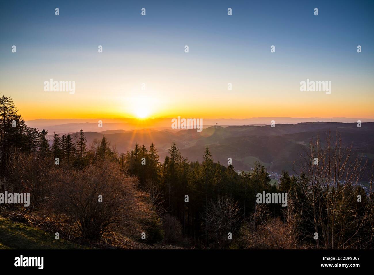 Deutschland, romantischer oranger Sonnenuntergang Himmel mit Sonnenstrahlen über vogesen Natur Landschaft Blick vom hoernleberg bei Sonnenaufgang Stockfoto