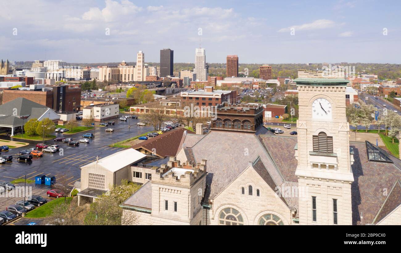 Weiche, weiße Wolken erscheinen nach dem Regen stoem in Downtown Akron, Ohio Stockfoto