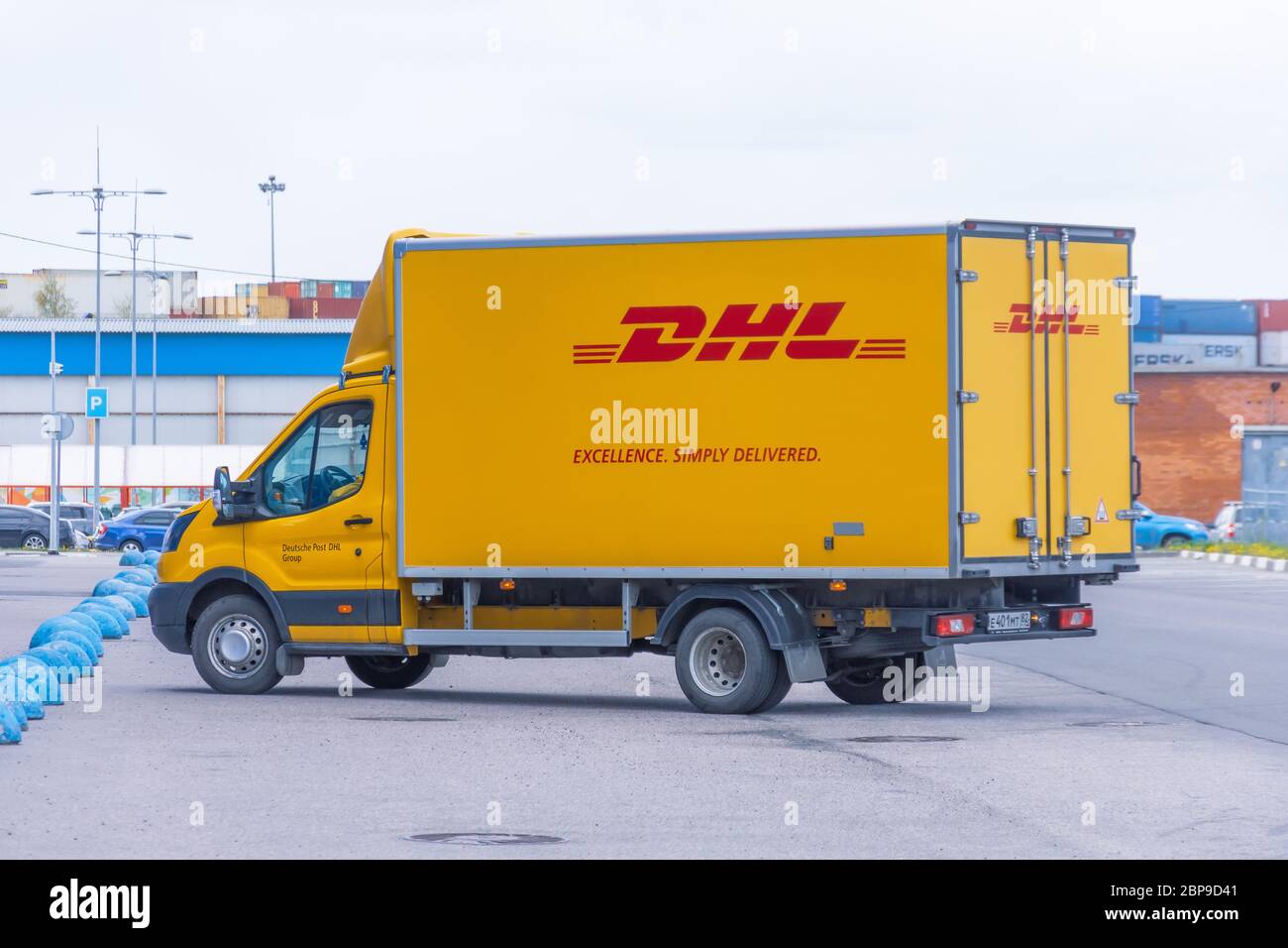 DHL weltweit Kurier Unternehmen Lieferwagen auf der Autobahn Stadt. Russland, Sankt Petersburg 13. Mai 2020 Stockfoto