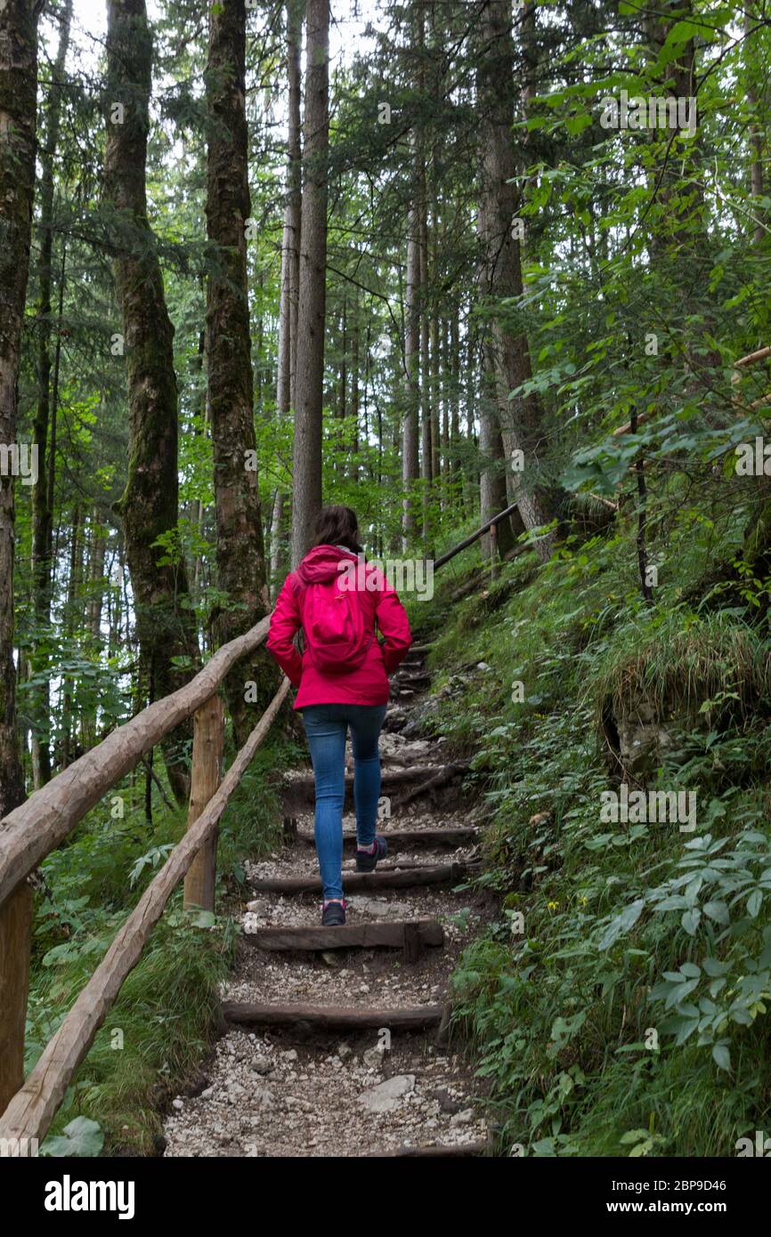 Mädchen klettert eine Leiter zwischen den Bergen Stockfoto