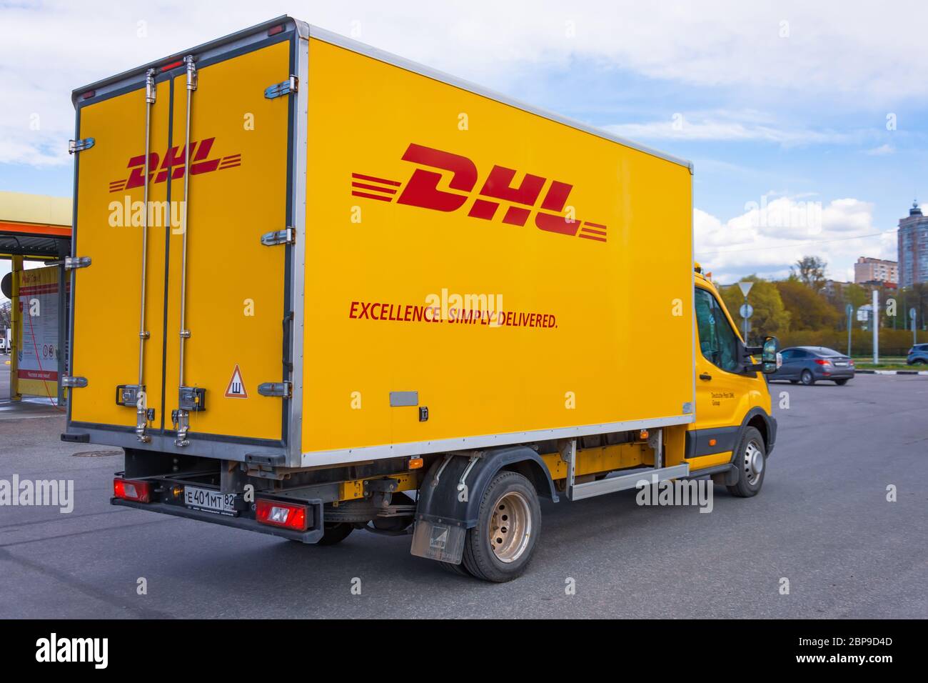 DHL weltweit Kurier Unternehmen Lieferwagen auf der Autobahn Stadt. Russland, Sankt Petersburg 13. Mai 2020 Stockfoto