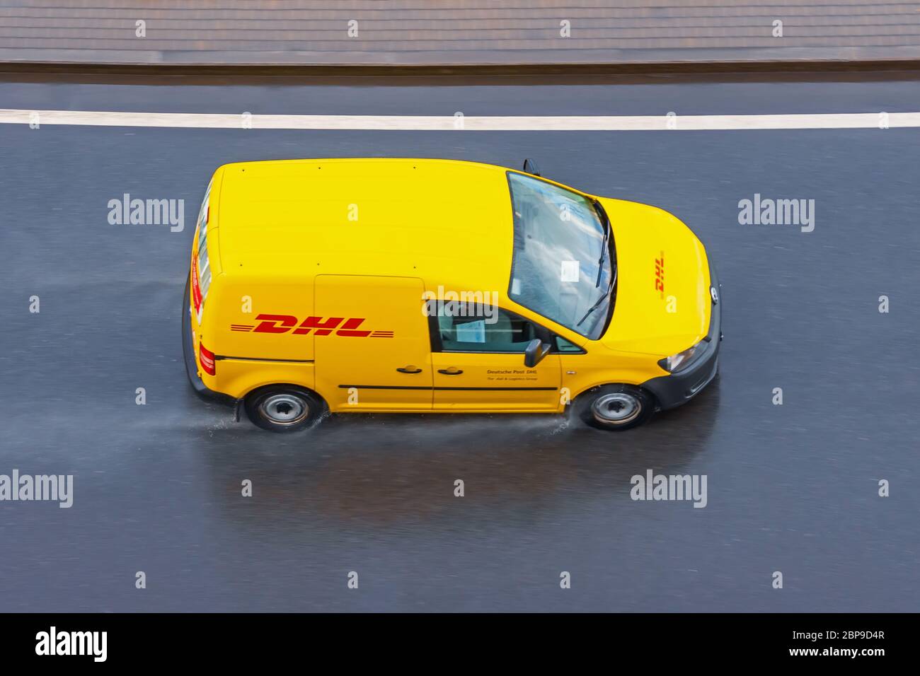 DHL weltweit Kurier Unternehmen Lieferung kleine Fracht Auto auf der Autobahn Stadt. Russland, Sankt Petersburg 15. Mai 2020 Stockfoto