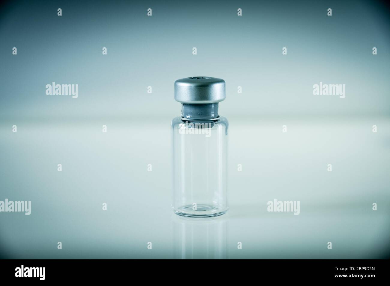 Impfstoff Glasflasche auf grauem Hintergrund Stockfoto