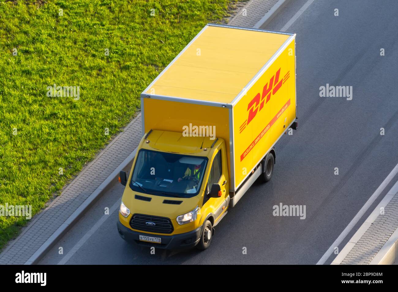 DHL weltweit Kurier Unternehmen Lieferwagen auf der Autobahn Stadt. Russland, Sankt Petersburg 08. Mai 2020 Stockfoto