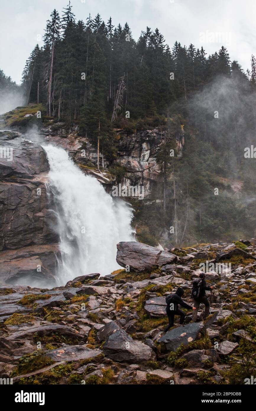 Krimmler Wasserfälle und zwei Wanderer in Österreich Stockfoto
