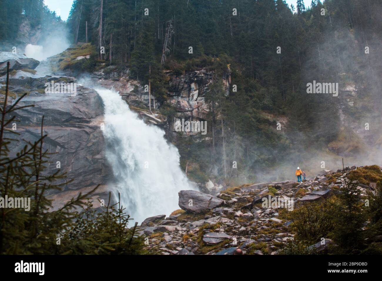 Krimmler Wasserfälle und zwei Wanderer in Österreich Stockfoto