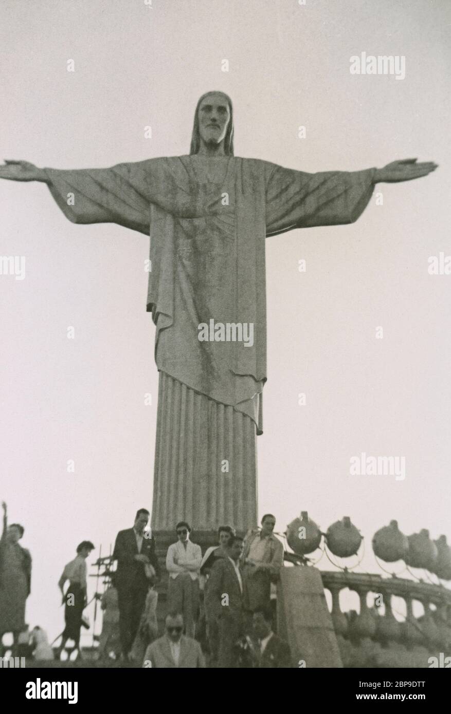 Vintage-Foto, Christus der Erlöser Statue in Corcovado, Rio de Janeiro, Brasilien. Foto aufgenommen am 12. Und 13. Juli 1955 von einem Passagier, der von einem Kreuzfahrtschiff entbellen konnte. QUELLE: ORIGINALFOTO Stockfoto