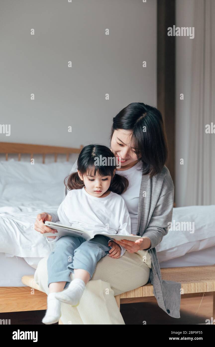 Mutter und Tochter zu Hause lesen Stockfoto