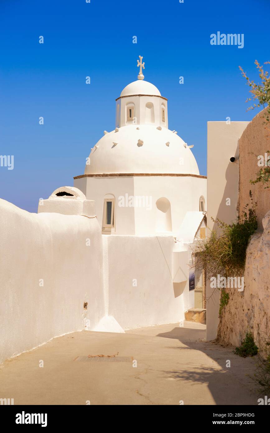 Typische Kuppelkirche in Fira auf der griechischen Insel Santorini Stockfoto