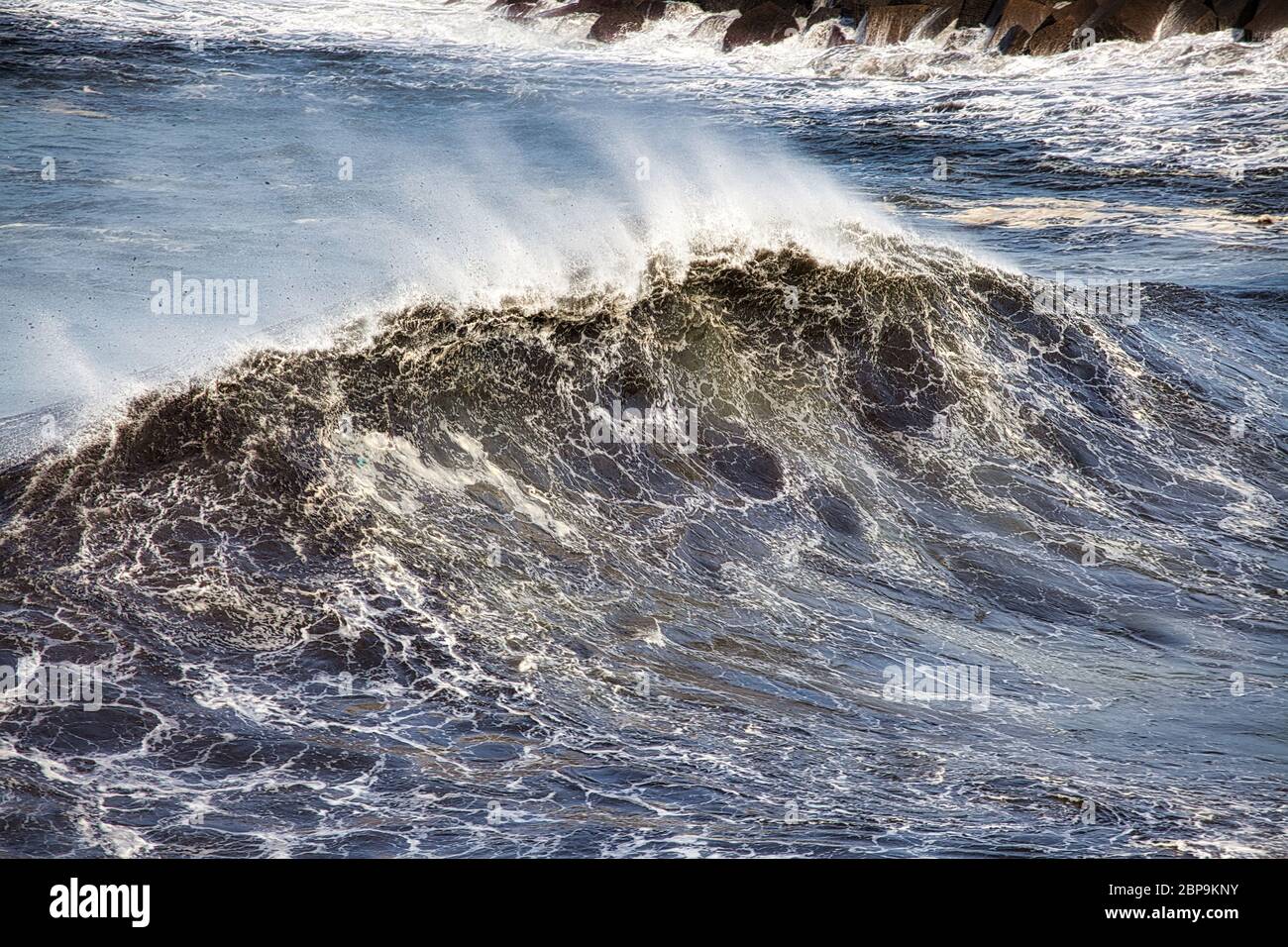 Große schmutzige Welle im Donostia Stockfoto