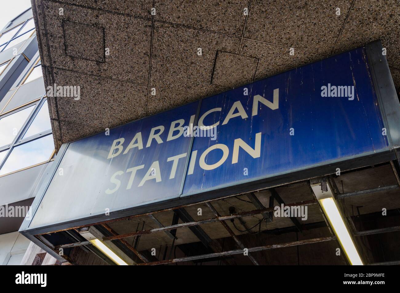 London, Großbritannien: 2. Dez 2017: Barbican Station ist eine Londoner U-Bahnstation, die in der Nähe des Barbican Estate liegt. Die Station Zone 1 wird von der Station C bedient Stockfoto