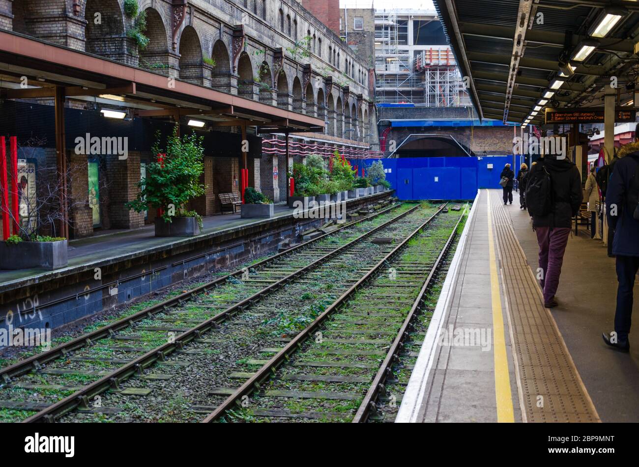 London, Großbritannien: 2. Dez 2017: Barbican Station ist eine Londoner U-Bahnstation, die in der Nähe des Barbican Estate liegt. Die Station Zone 1 wird von der Station C bedient Stockfoto