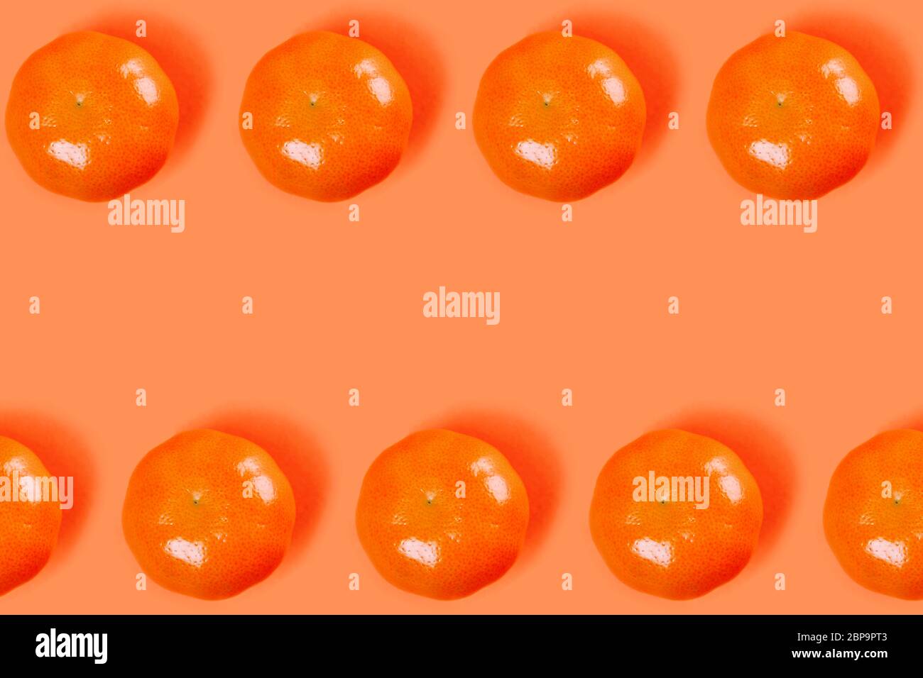 Mandarin-Muster auf hellem orangefarbenen Hintergrund mit Kopierraum. Stockfoto