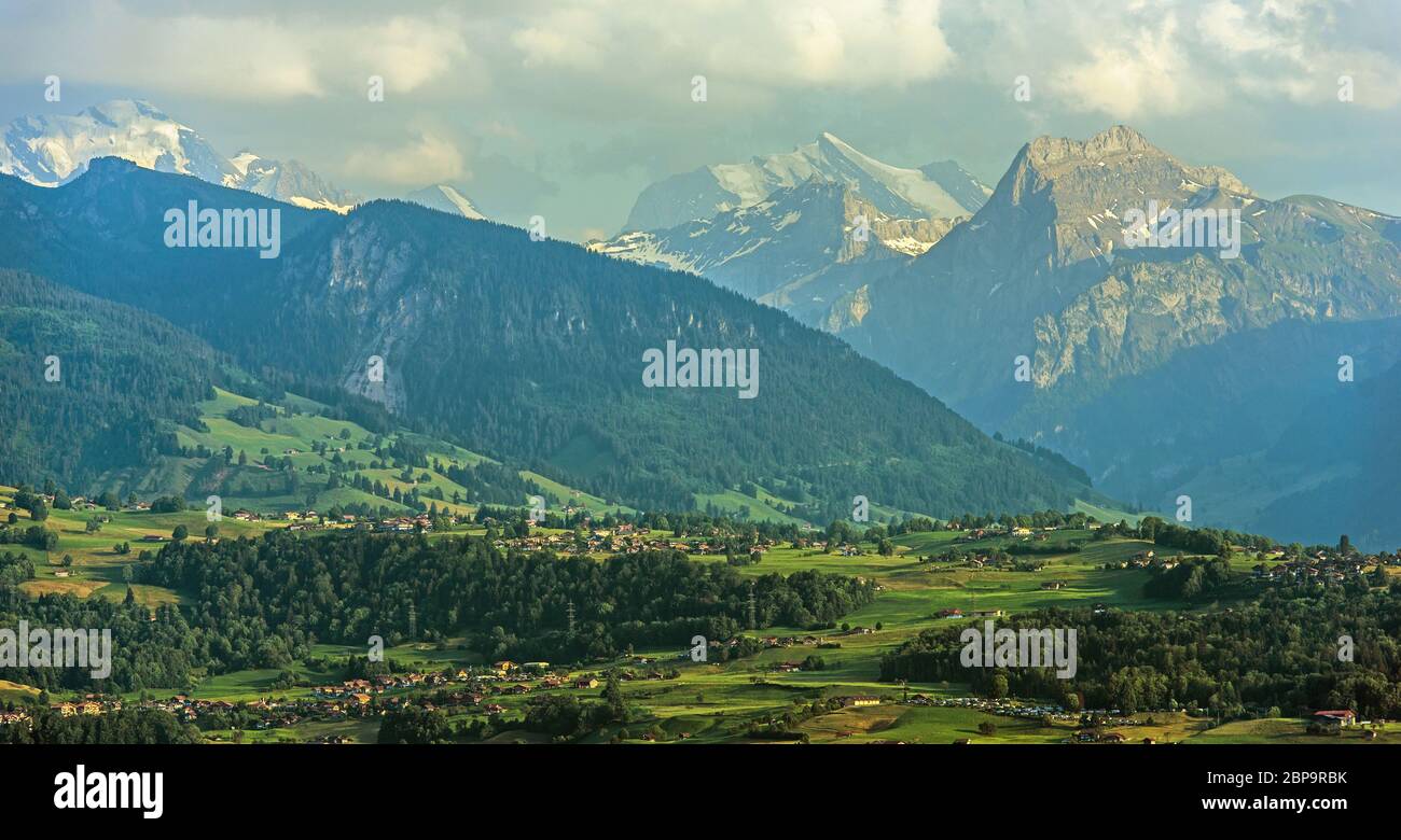 Panoramablick Auf Den Thunersee In Der Schweiz Mit Rocky Mountains Forest Hills Und Village. Stockfoto