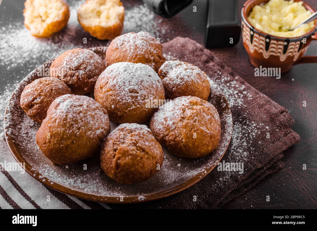 Hausgemachte Donuts mit Zucker und Pistole, amerikanische Polizist Morgen Stockfoto