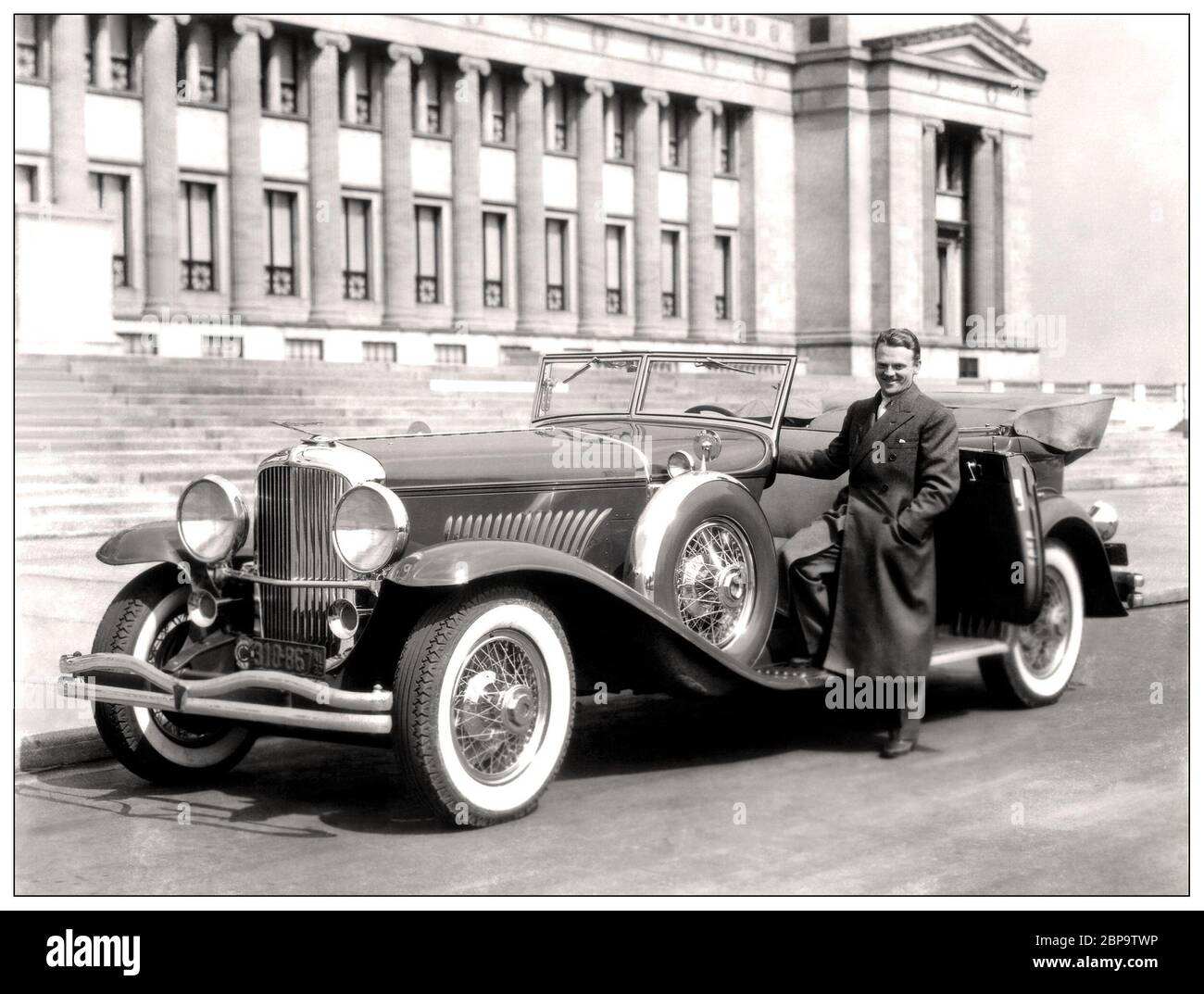 Vintage Duesenberg J 581/2449 Cabrio Berline von Dietrich, mit James Cagney Hollywood-Filmstar für sein Auto. James Cagney mit seinem Duesenberg Model J. von 1935 die Duesenberg-Legende basiert auf ihren vielen berühmten Besitzern. Mit 32 Ventilen, doppelten obenliegenden Nockenwellen und einem abnehmbaren Kopf war der Achtzylinder-Motor der fortschrittlichste Motor, der jemals in den Vereinigten Staaten entwickelt wurde. Durch die Verlagerung von knapp 6.9 Litern produzierte der Motor eine Erdbewegung von 265 PS, mehr als auf jedem modernen Dynometer getestet werden konnte. Stockfoto