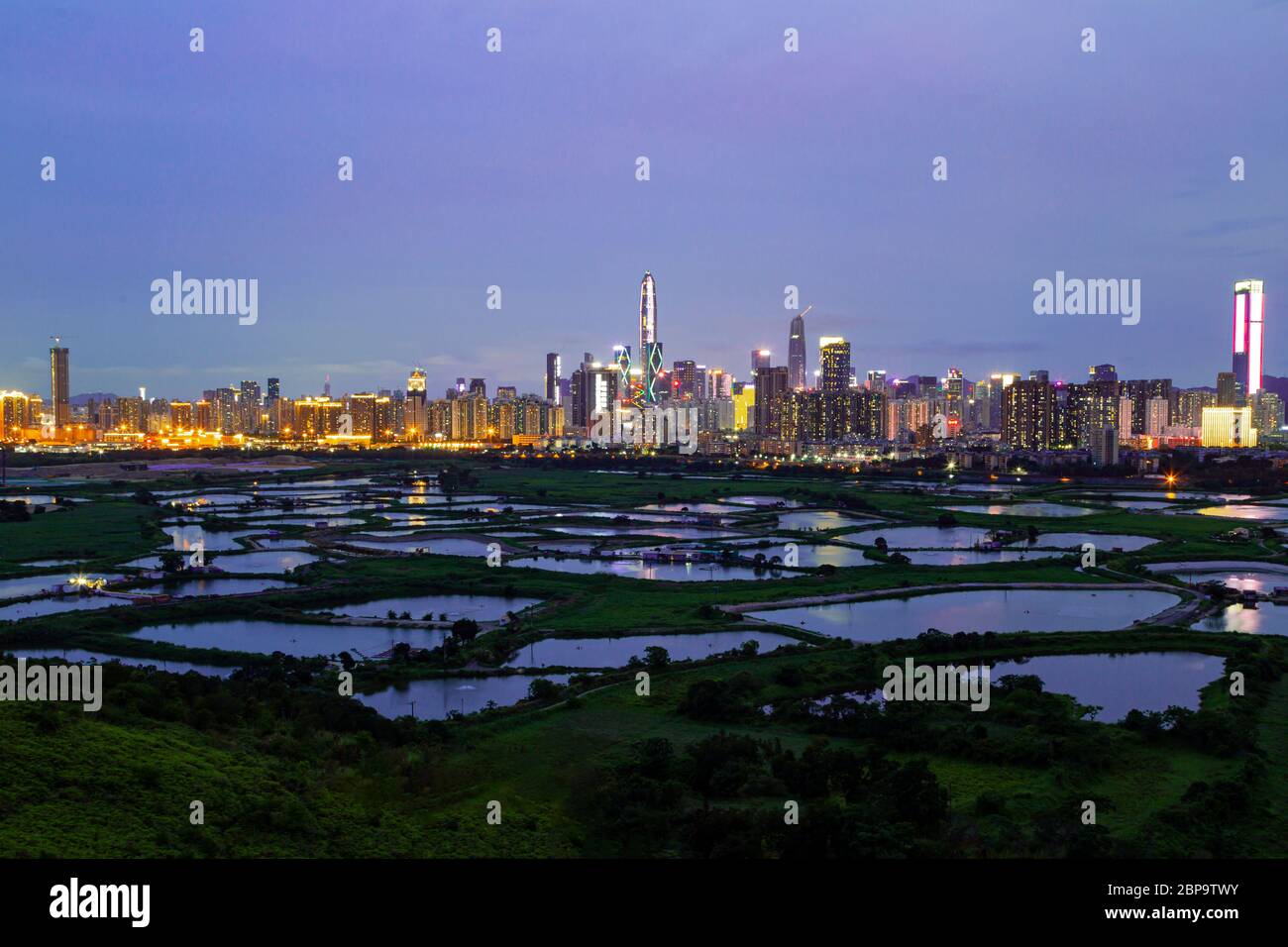 Die Shenzhen-Ansicht von Ma Tso Lung, Hongkong am 18. Mai 2020. Blick auf die Shenzhen Wolkenkratzer hinter dem Fischteich in Hongkong. Stockfoto