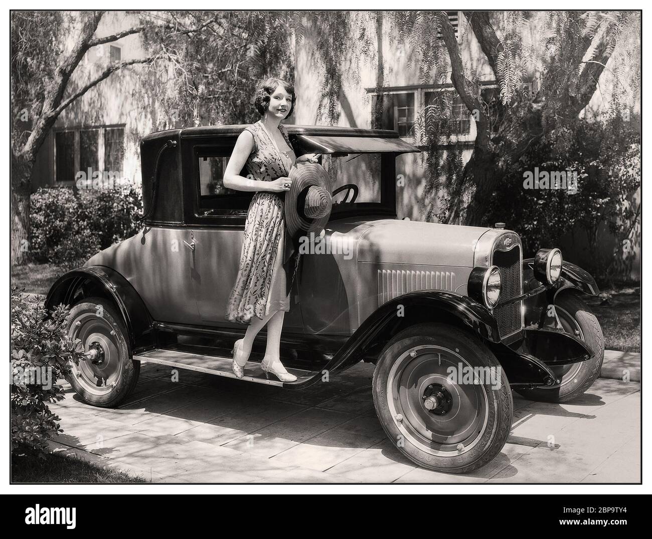 1920er Chevrolet Superior Coupé & Filmstarlet Betty Boyd Elizabeth 'Betty' Boyd (11. Mai 1908 – 16. September 1971) war in den frühen Tagen Hollywoods eine amerikanische Filmschauspielerin, vor allem in der Stummfilmzeit der späten 1920er Jahre und bis in die frühen 1930er Jahre in B-Filmen. Der Chevrolet Superior wurde 1923 von Chevrolet in den USA hergestellt Stockfoto