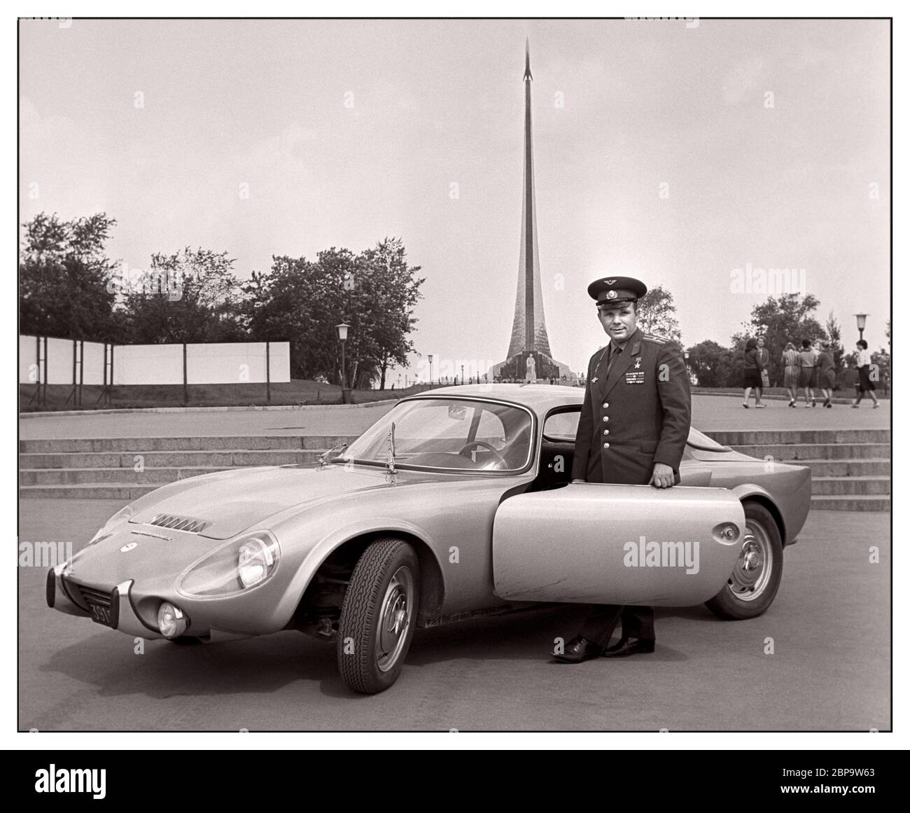 JURI GAGARIN UND SEINE MATRA-HAUBE DJET 1965 Archiv Historisches Bild Ein Djet wurde von der französischen Regierung an Juri Gagarin, den ersten Mann im All, geschenkt. Es muss schon ein Anblick gewesen sein, Juri in seinem mittenmotorigen Djet unter den ansonsten weniger aufregenden Autos auf den Straßen der Sowjetunion zu sehen. Juri Gagarin mit seinem neuen Auto – Matra-Bonnet Jet VS. Moskau 1965. Der Matra Djet ist ein französischer Sportwagen, der ursprünglich von René Bonnet entworfen und verkauft wurde. Als Bonnet Djet war es der weltweit erste mittelmotorige Heckwagen.[ Stockfoto