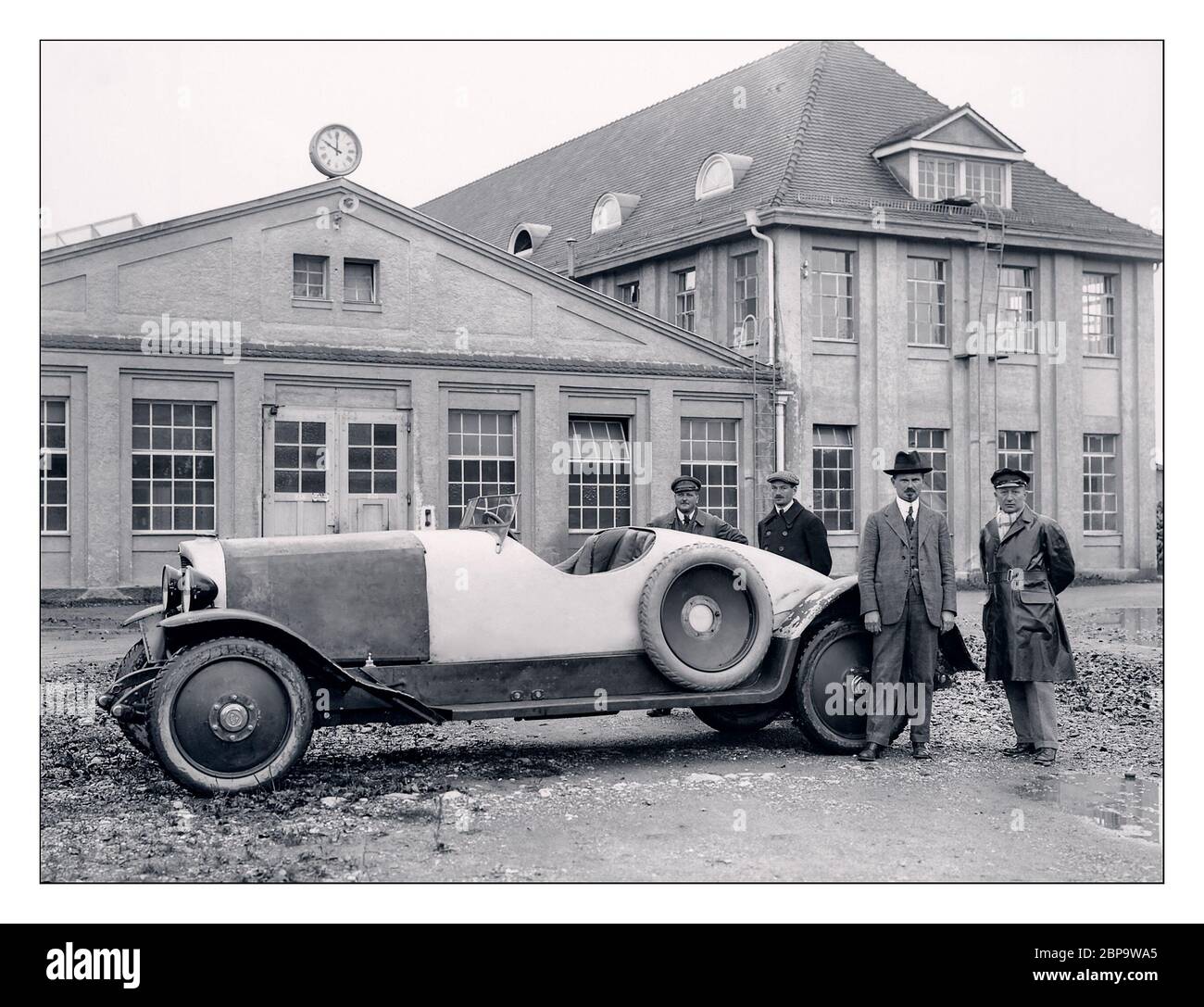 1921 Maybach 22/70 PS W3 , Karl Maybach New Car Brand präsentierte auf der Berliner Automobil-Ausstellung im September 1921 sein erstes Serienfahrzeug – den Maybach W 3. Das fünf Meter lange Fahrzeug, das Geschwindigkeiten von bis zu 110 km/h erreichte, wurde vom 70 ps (52 kW) starken Reihensechskylinder-W 2 angetrieben. Zu den innovativen Merkmalen des W 3 gehörten eine Vierradbremse mit mechanischem Bremskraftausgleich und ein Zweigang-Getriebe ohne Schaltung. Die Gänge wurden durch Drücken eines fußbetätigten Starthebels gewechselt. Stockfoto