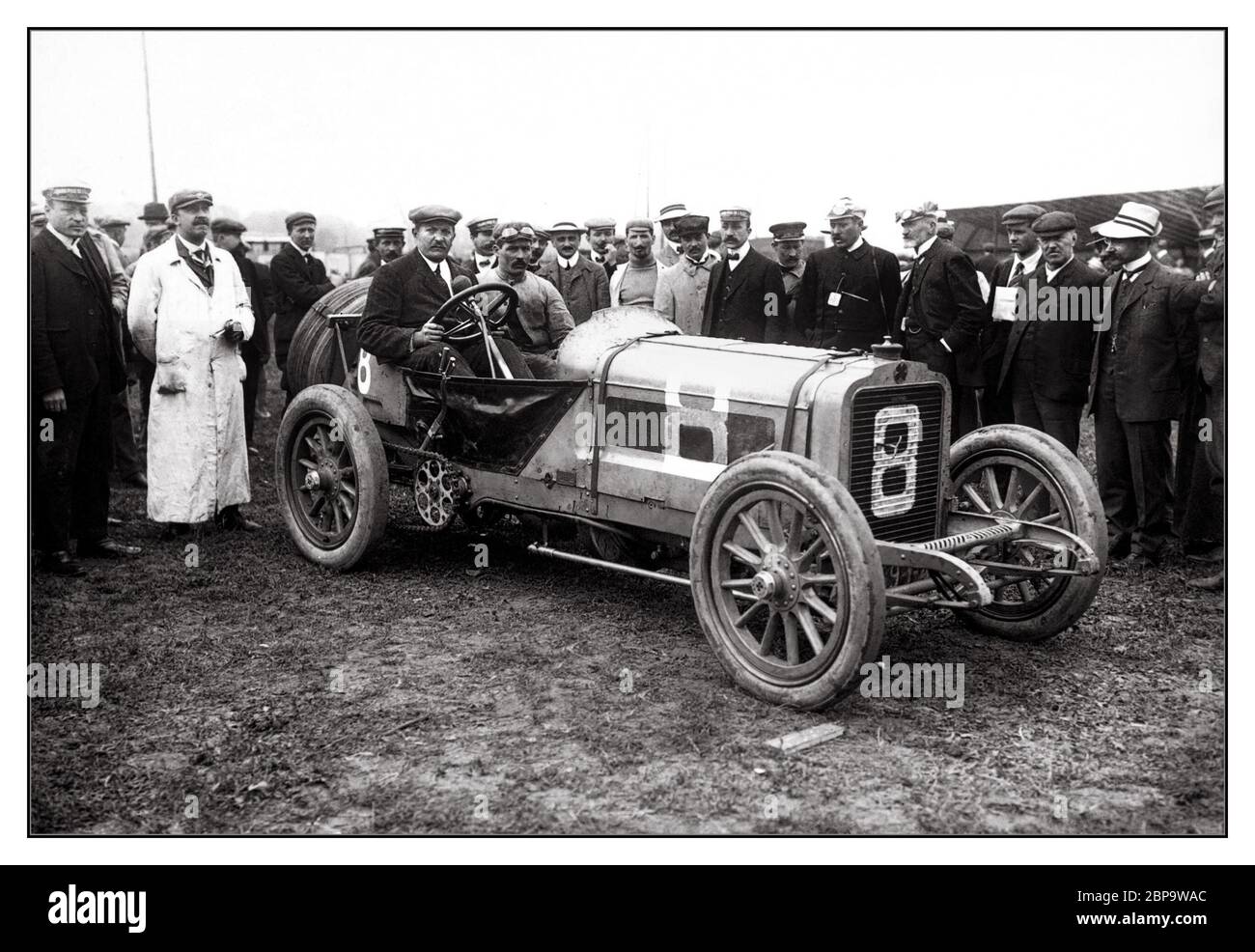 GRAND PRIX VON FRANKREICH DIEPPE 1908 Léon Théry, beim Grand Prix von Frankreich 1908 der Grand Prix von Frankreich 1908 war ein Grand Prix-Rennen, das am 7. Juli 1908 in Dieppe France stattfand. Offizieller Name Grand Prix de l'Automobile Club de France. No.8 Car Featured ist ein ‘Brasier’, ein französischer Automobilhersteller mit Sitz in Paris und zwischen 1905 und 1930 tätig. Die Firma begann 1902 als Richard-Brasier und wurde 1926 als Chaigneau-Brasier bekannt. Théry, französischer GP in Dieppe (GP de l'A.C.F.) 1908, DNF. Stockfoto