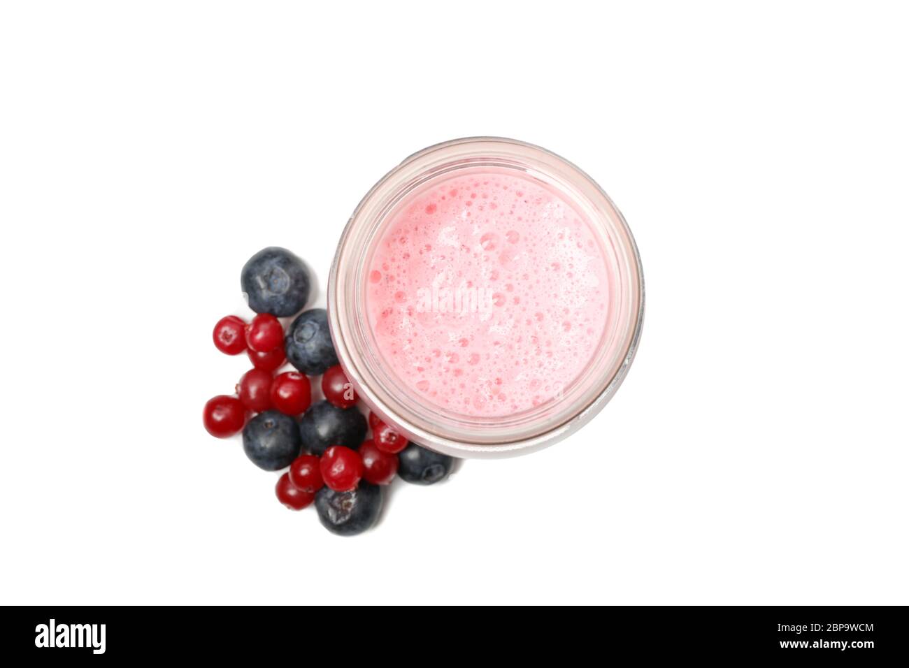 Glas Beeren Milchshake isoliert auf weißem Hintergrund Stockfoto