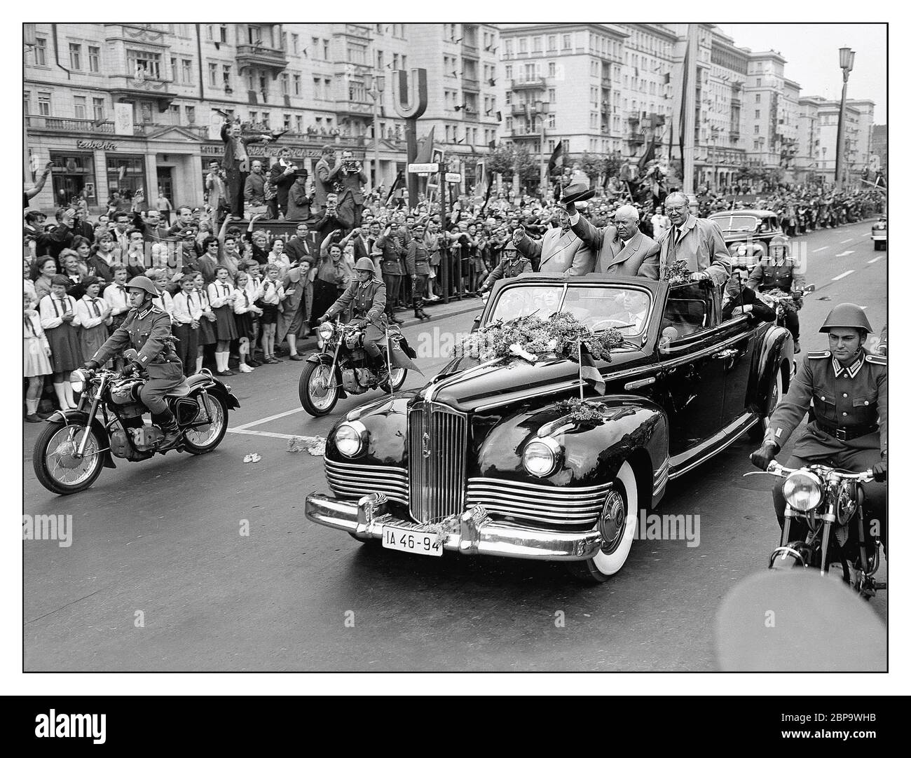 1960 Sowjetischer Premierminister Nikita Chruschtschow in einem konvertiblen russischen ZIL-111B in der Stalin Allee Ost-Berlin Deutschland. Der Zil-111 war eine Limousine, die 1958–1967 vom sowjetischen Automobilhersteller Zil hergestellt wurde. Es war die erste Nachkriegs-Limousine in der Sowjetunion entworfen. Am 21. Mai 1960 hielt Nikita Chruschtschow, erster Sekretär der Kommunistischen Partei der Sowjetunion, in der Sportarena in Ost-Berlin unter einem Banner eine Rede, in der er zum Ende der Provokationen der Vereinigten Staaten und der Bundesrepublik Deutschland (BRD) aufrief. Sowie für die allgemeine Abrüstung. Stockfoto