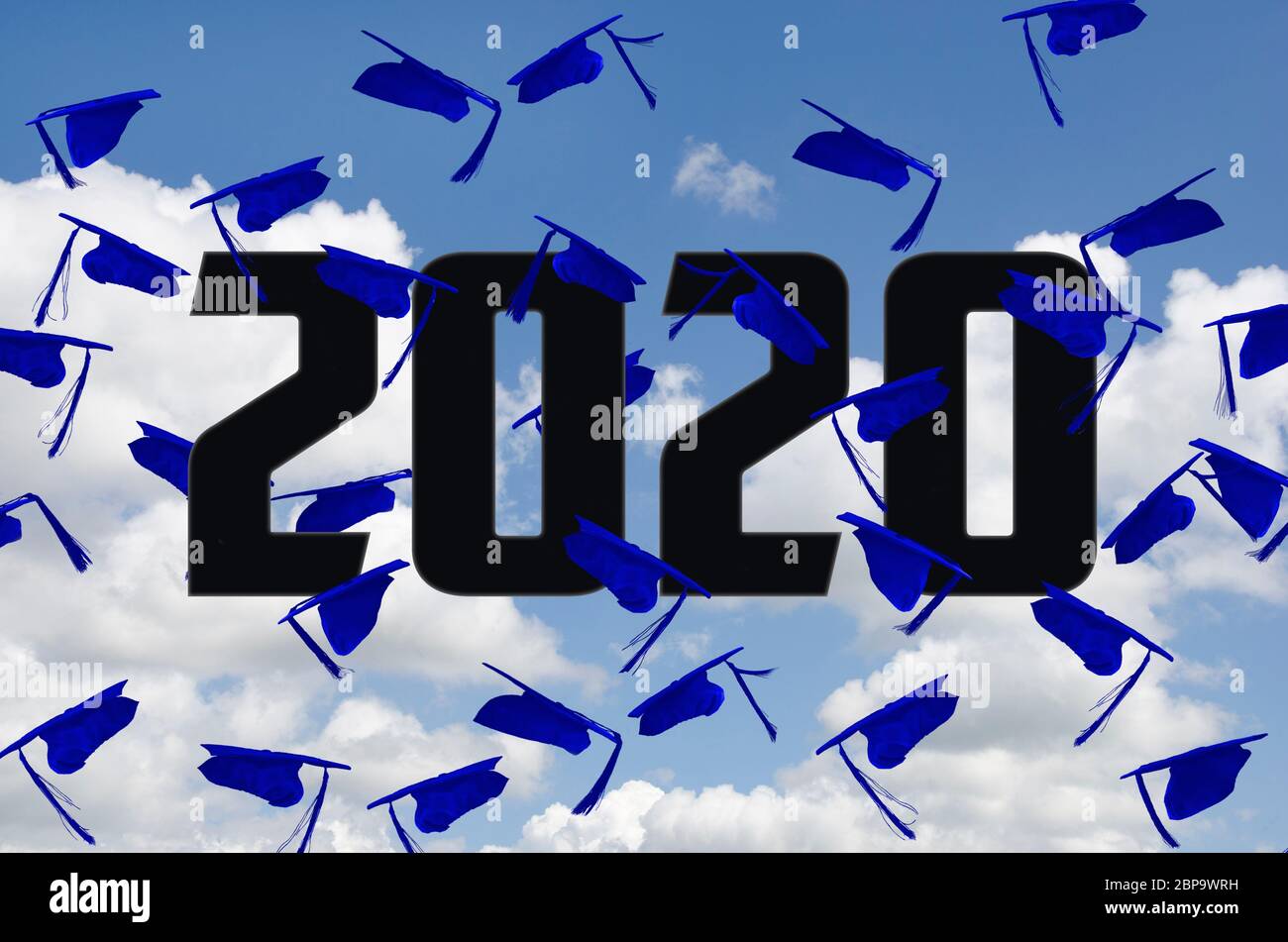 Airborne blau 2020 Graduierung Hüte mit Quasten im Sommer blauen Himmel Stockfoto
