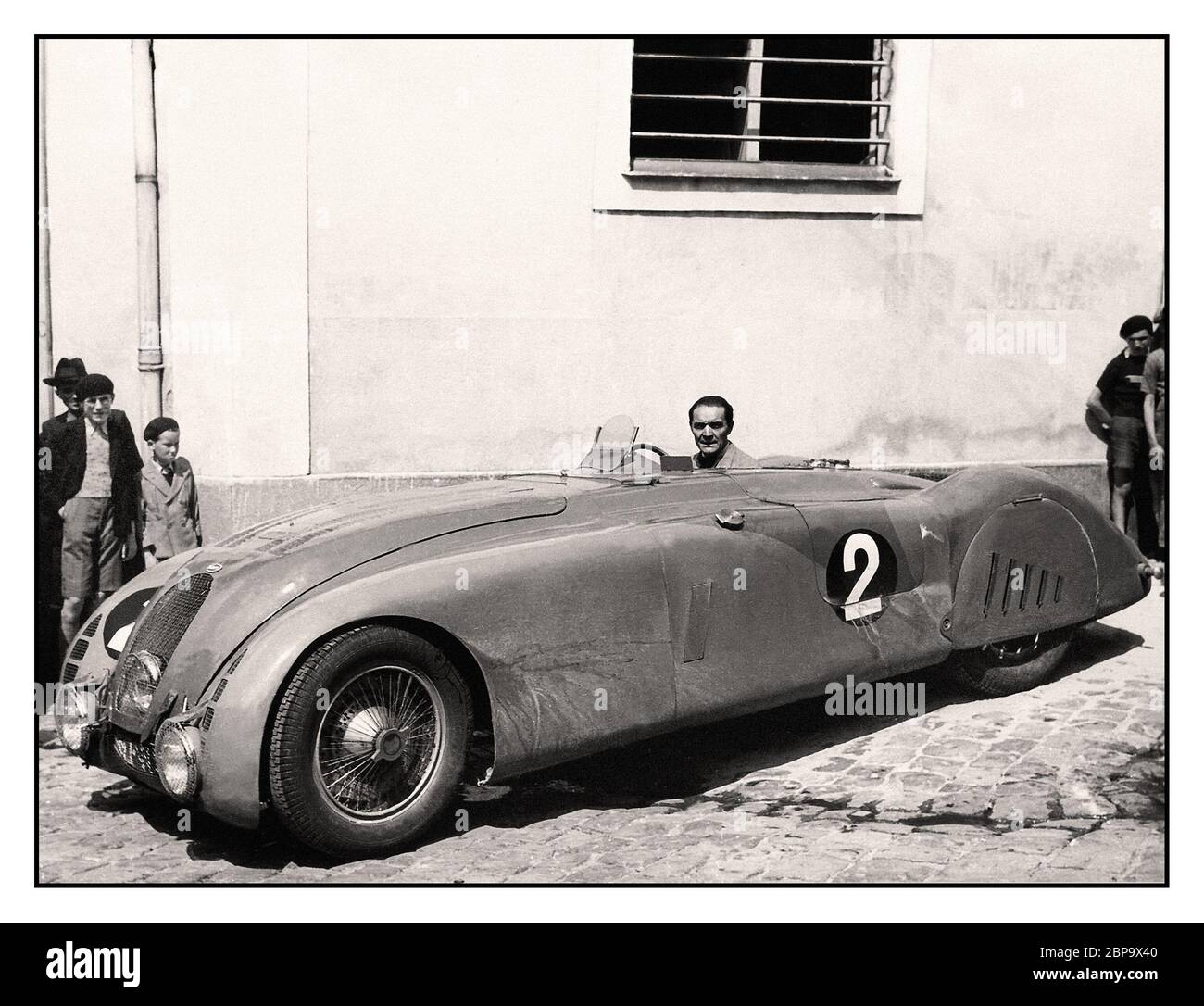 1930er BUGATTI 57G Robert Benoist, im Bugatti 57G, der nach 243 Runden in den 1937 24 Stunden von Le Mans siegte und damit weit vor allen Konkurrenten lag Stockfoto