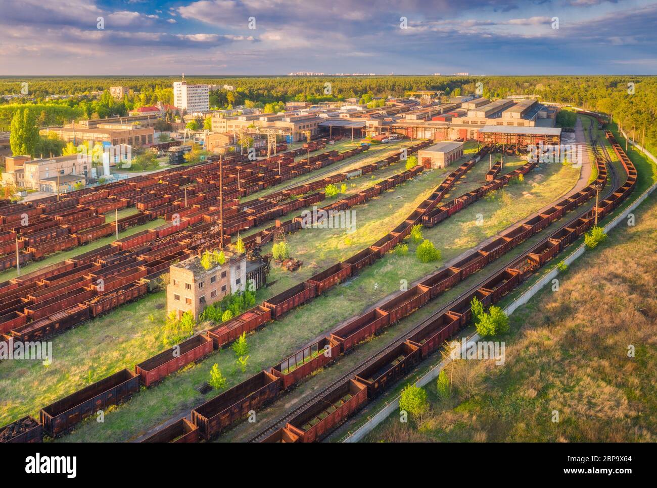 Luftaufnahme der bunten Güterzüge. Bahnhof Stockfoto