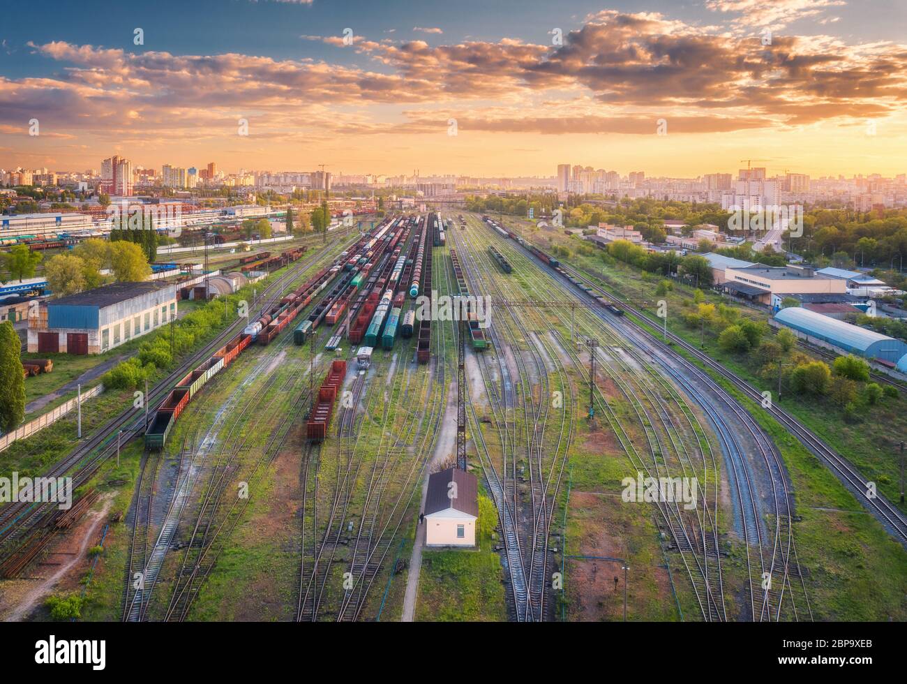 Luftaufnahme der Güterzüge. Draufsicht auf Wagen, Eisenbahn Stockfoto