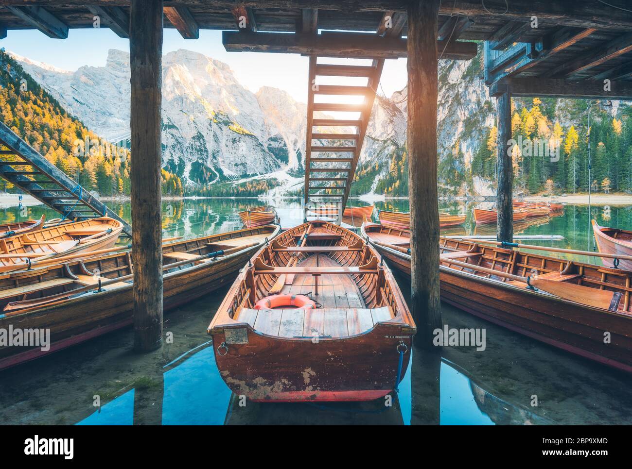 Holzboote unter dem Haus im berühmten Pragsersee bei Sonnenaufgang Stockfoto
