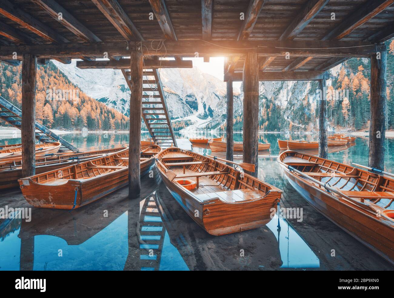 Holzboote unter dem Haus im berühmten Pragsersee bei Sonnenaufgang Stockfoto