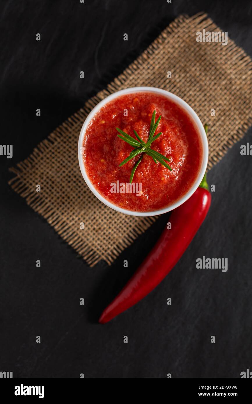 Ajika ist eine georgische, würzige Sauce mit Tomaten, Chili und Knoblauch, verwendet, um Essen zu würzen. Dieses Gewürz könnte eine Zutat von Harissa sein, ein Typic Stockfoto