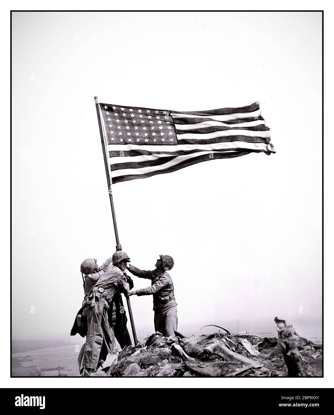 IWO JIMA FLAGGE HEBT US-Marines des 28. Regiments der Fifth Division heben die amerikanische Flagge, nachdem sie den 550 Fuß hohen Mt. Suribachi auf Iwo Jima, die größten Vulkaninseln Japans, am 23. Februar 1945 während des Zweiten Weltkriegs Stockfoto