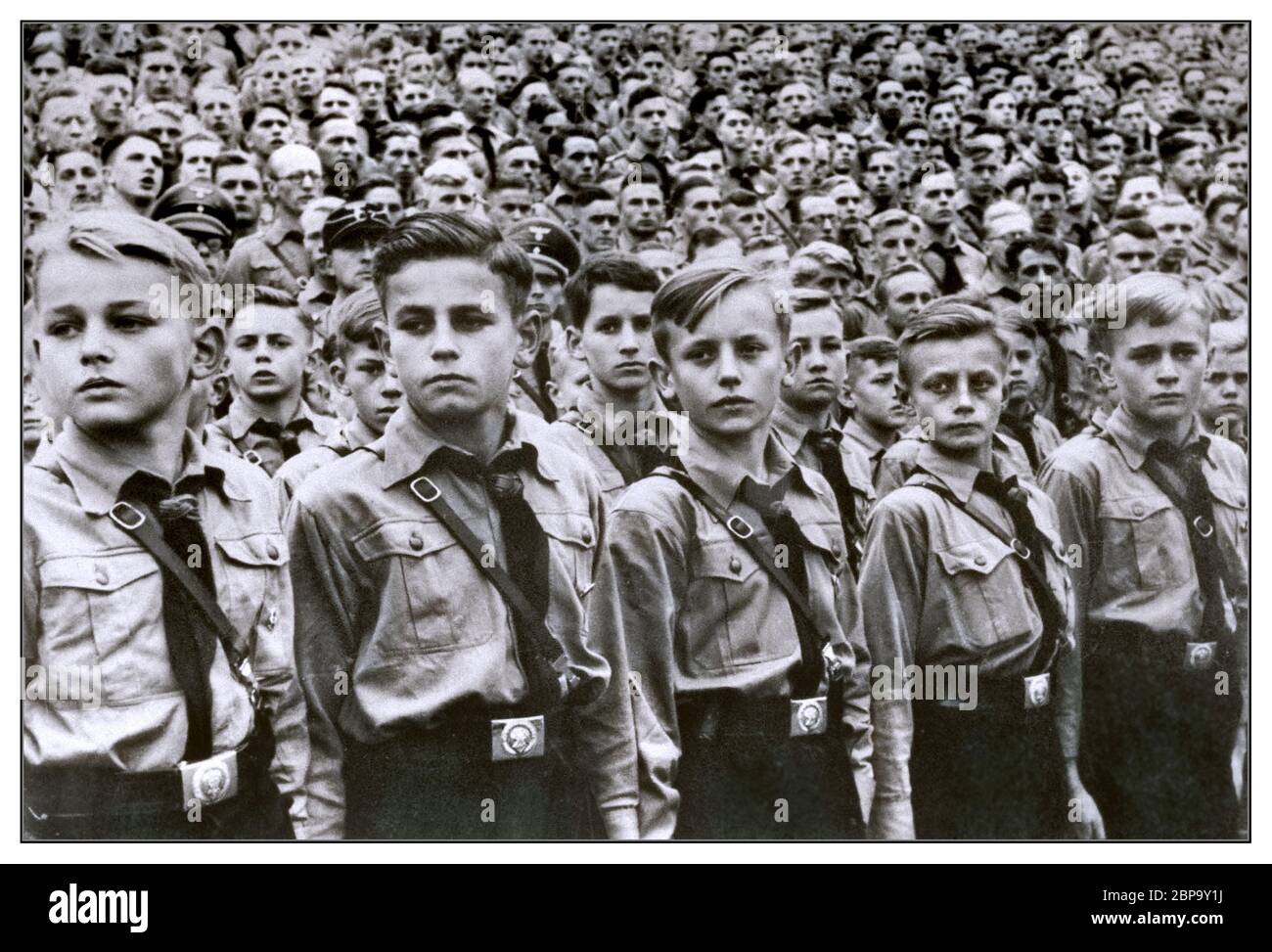 HITLERJUGENDKUNDGEBUNG, 1930ER JAHRE Junge Mitglieder der Hitlerjugend bei einer Nürnberger Kundgebung der NSDAP, 1938. Fotografiert von Adolf Hitlers Privatfotograf Heinrich Hoffmann. Hitlerjugend: Hitlerjugend, die offizielle Jugendorganisation der NSDAP in Deutschland. Stockfoto