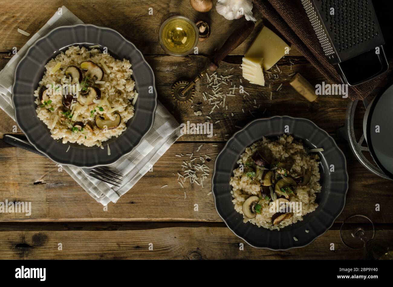 Original italienische Risotto mit Pilzen und Parmesan Stockfoto