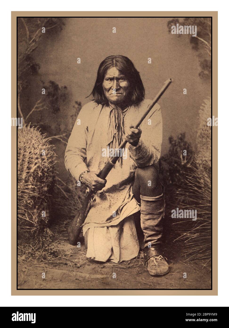 GERONIMO Bedonkohe Apache war Führer, Geronimo verdient einen Ruf als heftiger Gegner der mexikanischen und US-Behörden gleichermaßen. Nachdem seine Mutter, seine Frau und drei Kinder 1851 von mexikanischen Soldaten getötet wurden, verstärkte er seine Opposition gegen diejenigen, die versuchten, seinen Stamm zu unterwerfen. Geronimo wollte nicht in ein Reservat gebracht werden, und er kämpfte zunehmend für den Schutz seiner traditionellen Lebensweise im Südwesten. Während dieser Zeit seine gewagten Überfälle und unwahrscheinlich Flucht machte ihn zu einer größeren Figur als Leben in der amerikanischen Phantasie. Stockfoto