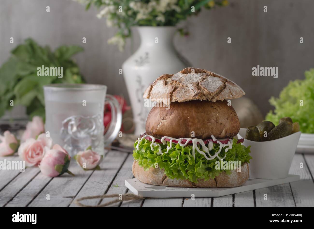 Portobello Burger, hausgemachten Brötchen und Salat, vegetarische ...
