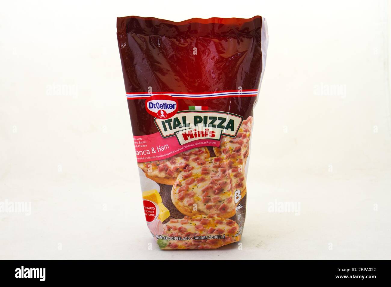 Alberton, Südafrika - eine Packung Dr. oetker Ital Pizza minis auf einem klaren Hintergrundbild mit Kopierraum isoliert Stockfoto